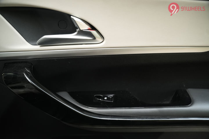 Mahindra XUV700 Rear Door Pad Handle