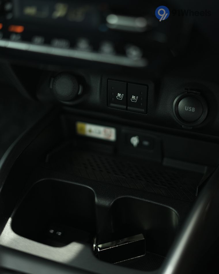 Infotainment & Charging - 1 Infotainment & Charging - 1