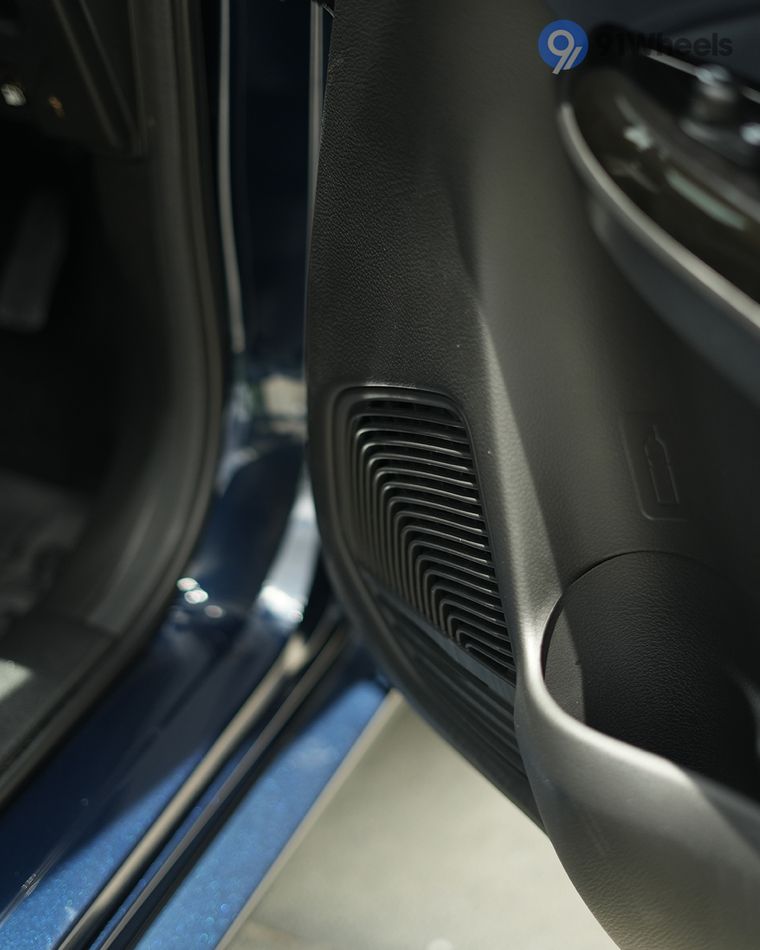 Infotainment & Charging - 3 Infotainment & Charging - 3