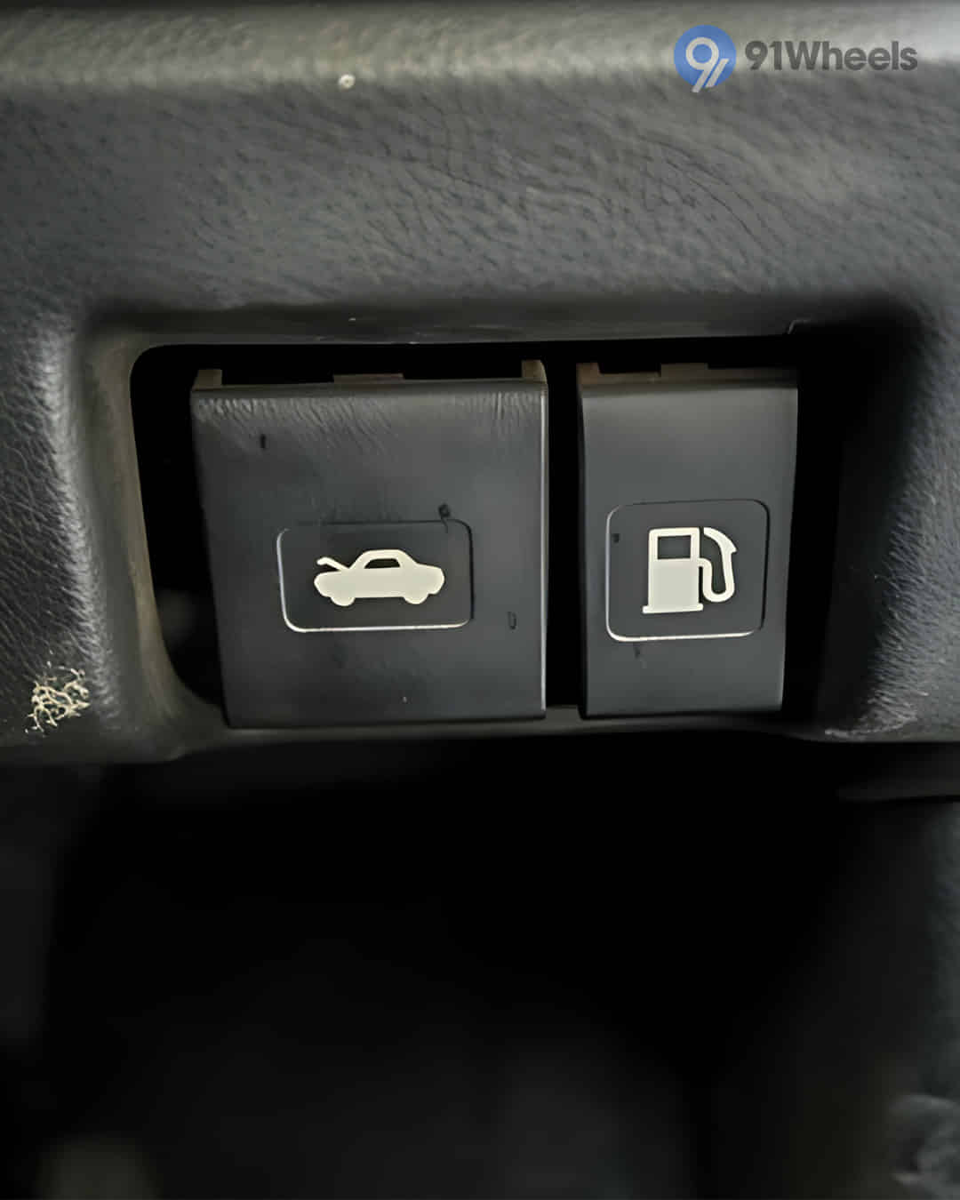 Boot Release Lever / Fuel Lid Release Lever