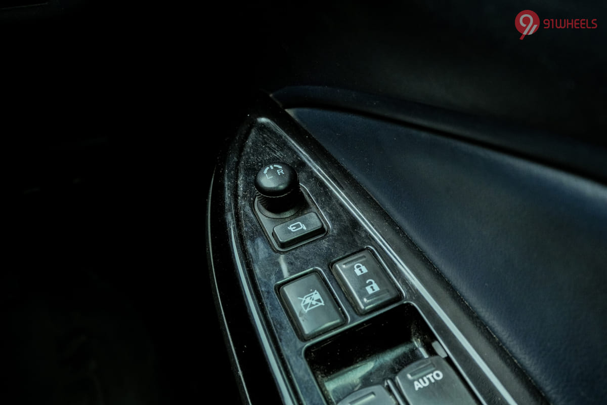 Maruti Suzuki Baleno Outer Rear View Mirror ORVM Controls Maruti Suzuki Baleno Outer Rear View Mirror ORVM Controls