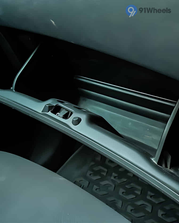 Dashboard & Front Cabin - 12