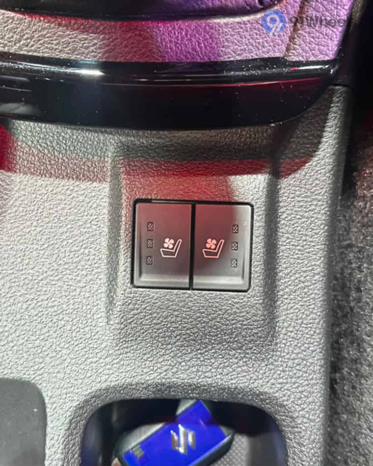 Dashboard & Front Cabin - 10