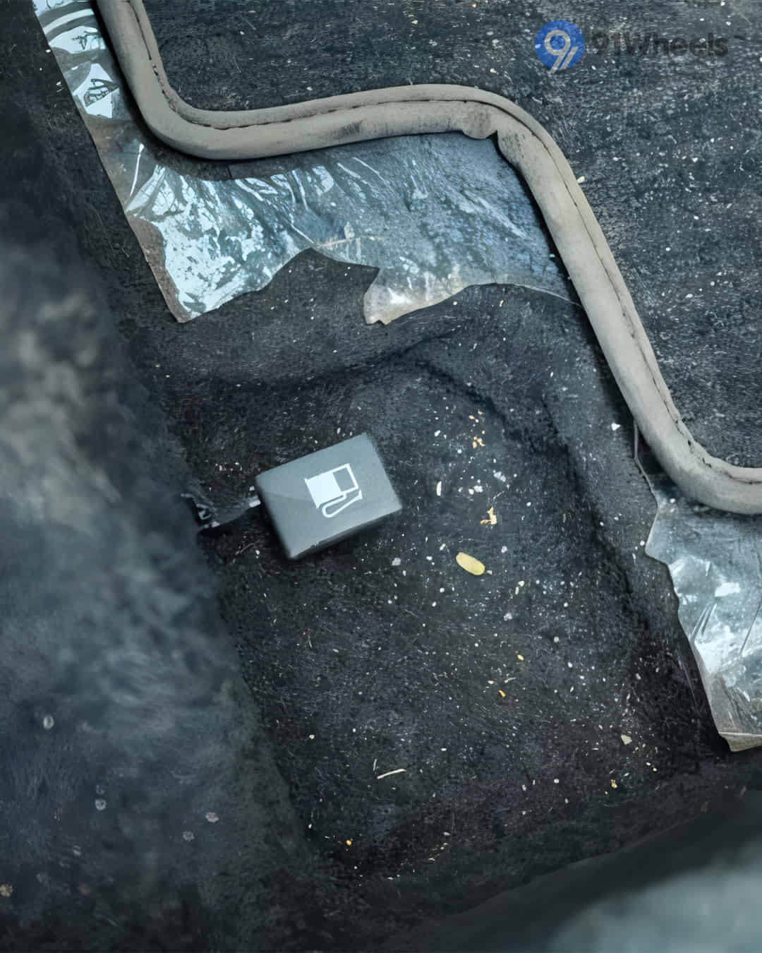 Boot Release Lever / Fuel Lid Release Lever