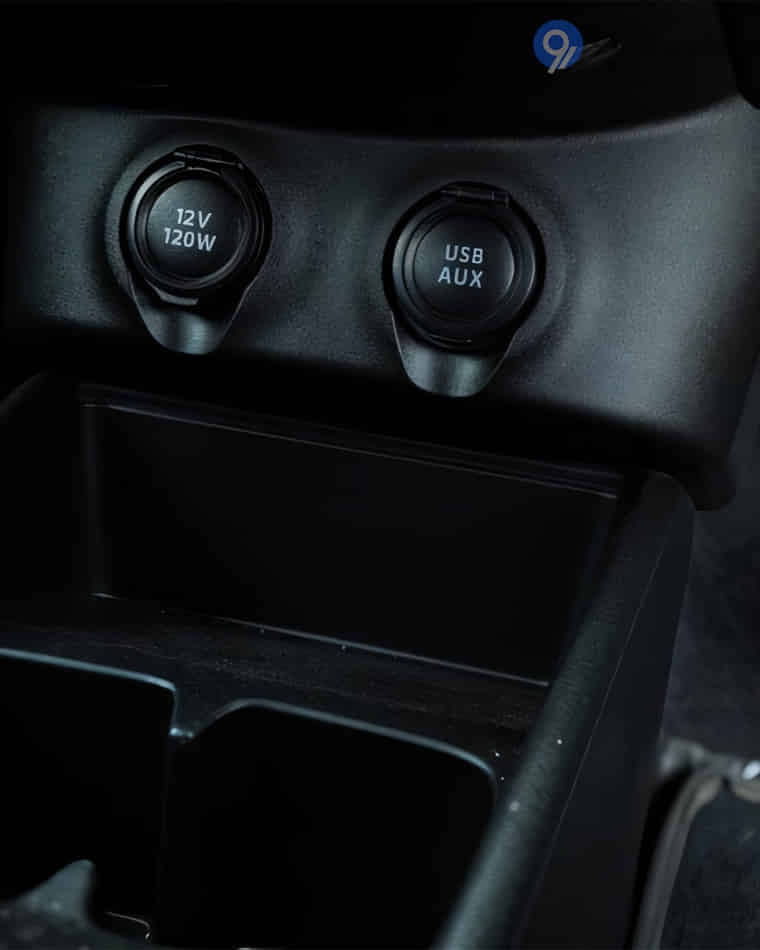 Dashboard & Front Cabin - 7