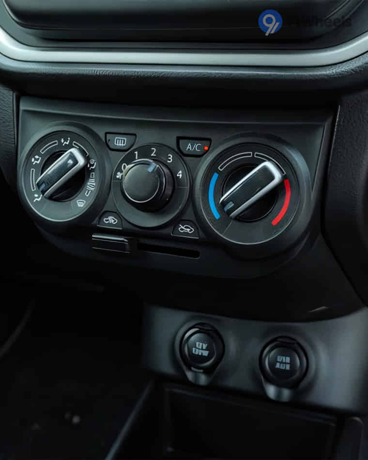 Dashboard & Front Cabin - 9