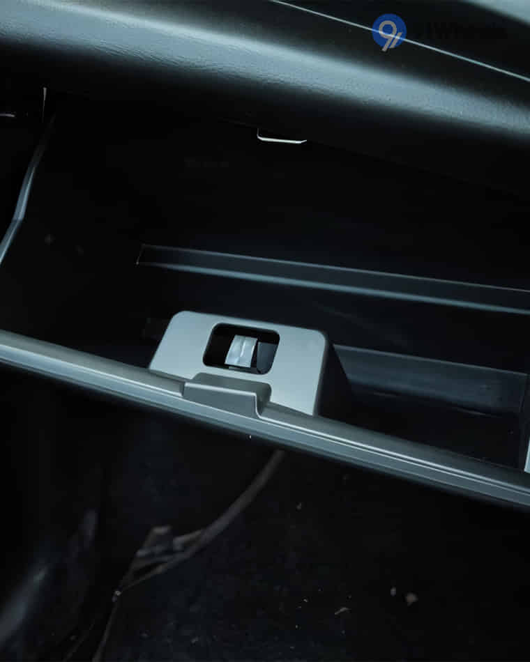 Dashboard & Front Cabin - 14