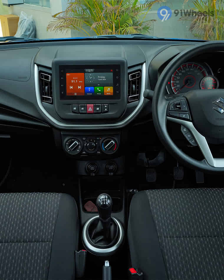 Dashboard & Front Cabin - 8