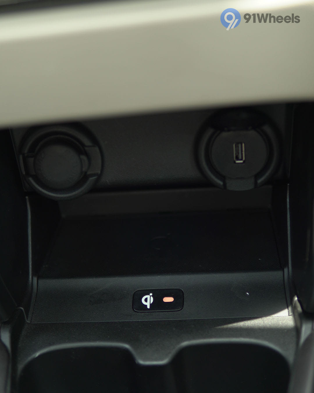 Dashboard & Front Cabin - 7