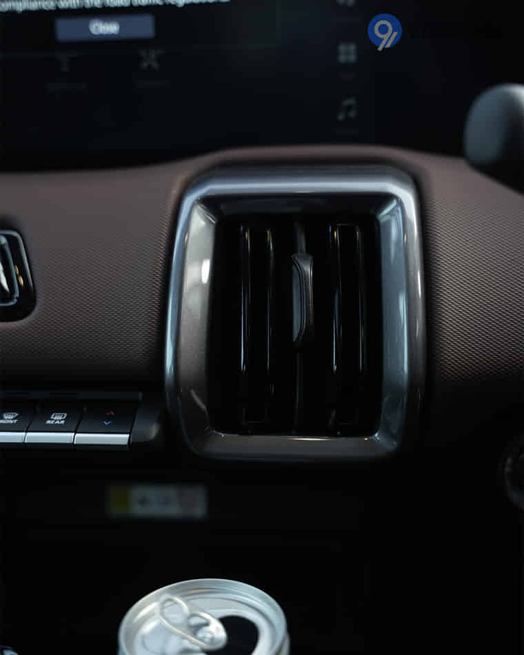 Dashboard & Front Cabin - 4