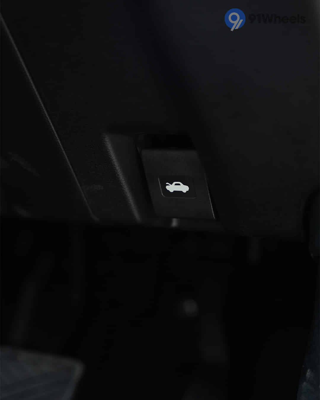 Boot Release Lever / Fuel Lid Release Lever