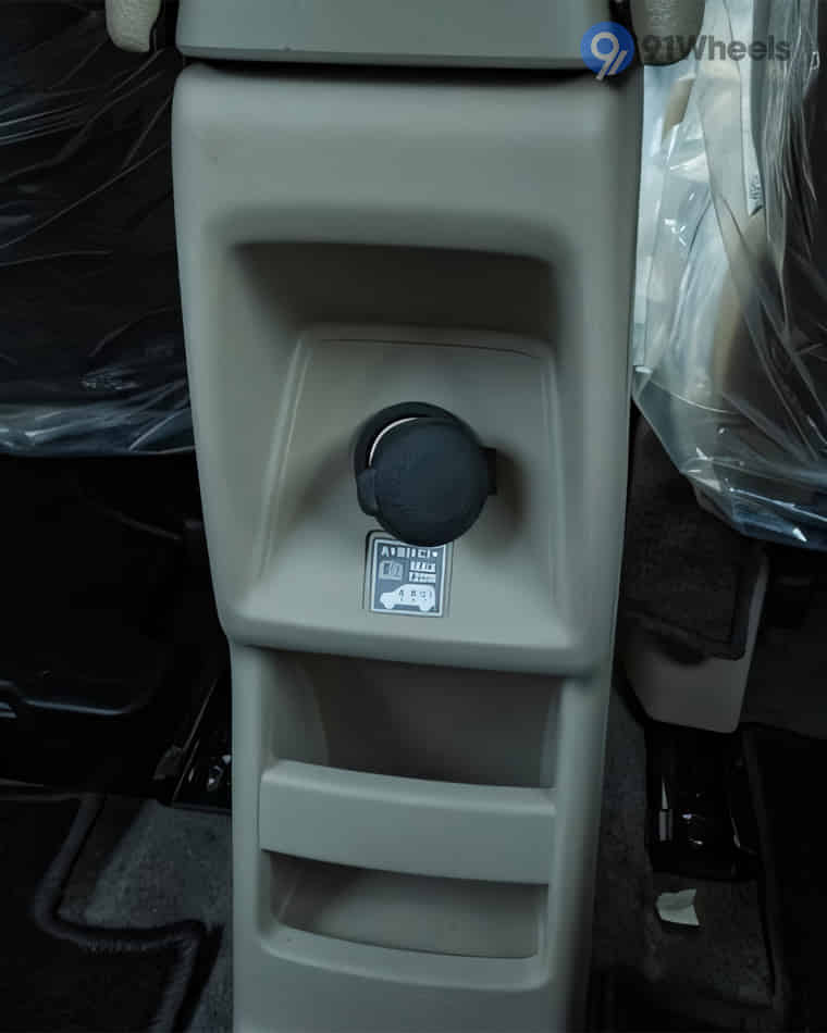 Infotainment & Charging - 4