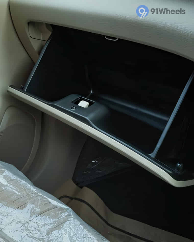 Dashboard & Front Cabin - 16