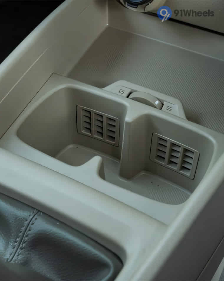 Dashboard & Front Cabin - 12