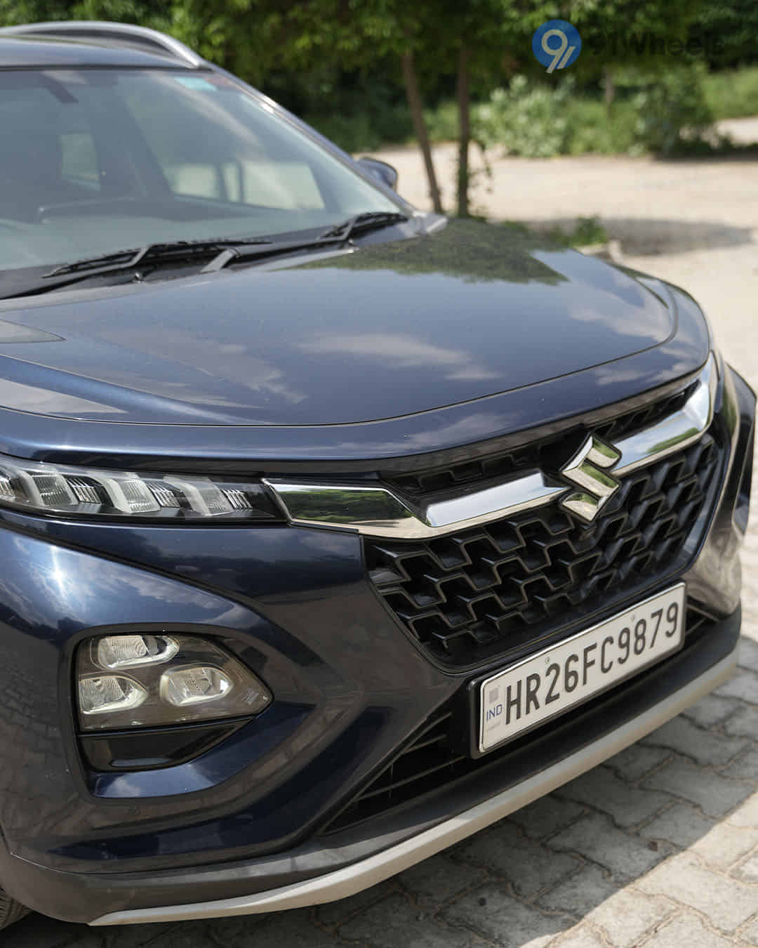 Closed Hood / Bonnet Closed Hood / Bonnet