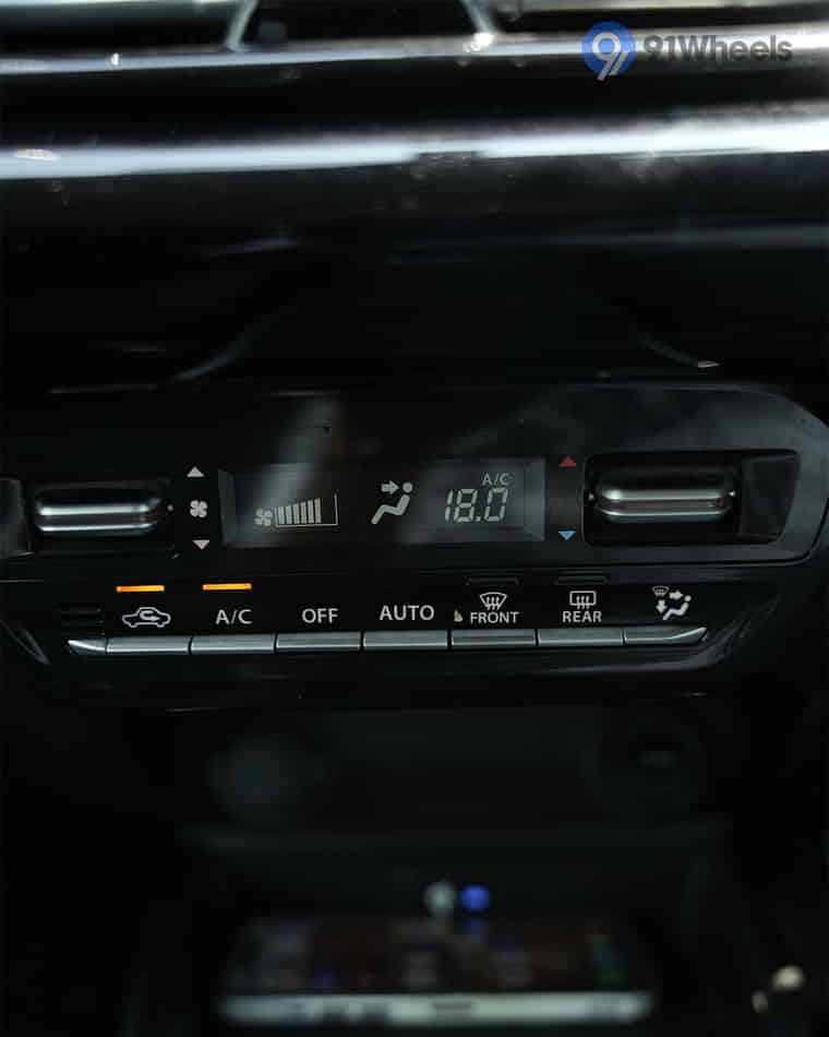 Dashboard & Front Cabin - 13