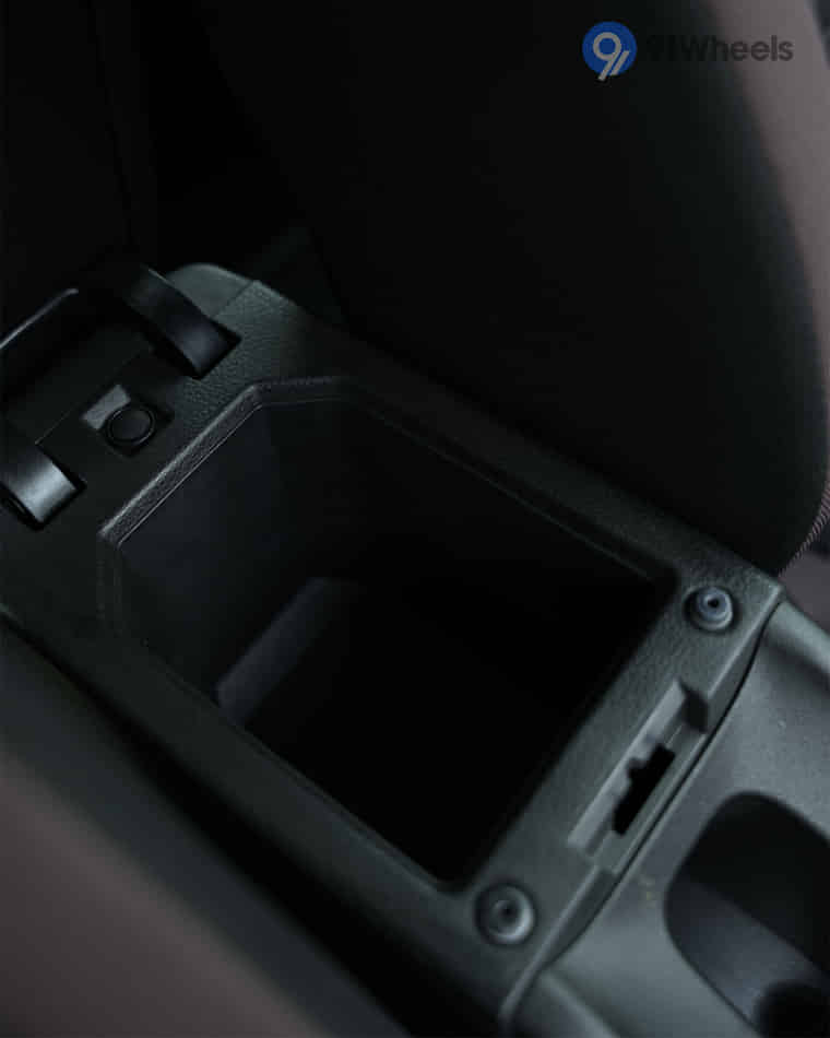 Dashboard & Front Cabin - 14