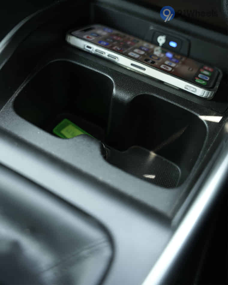 Dashboard & Front Cabin - 15