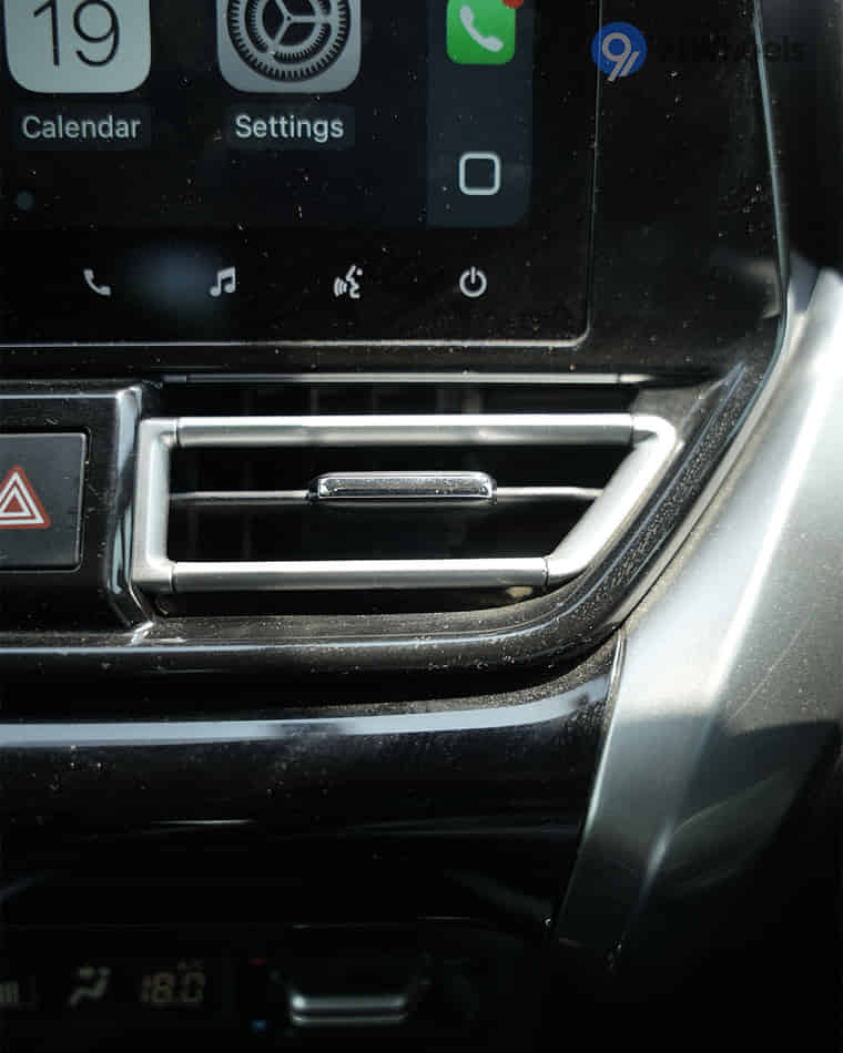 Dashboard & Front Cabin - 4