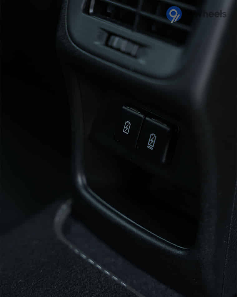 Infotainment & Charging - 3