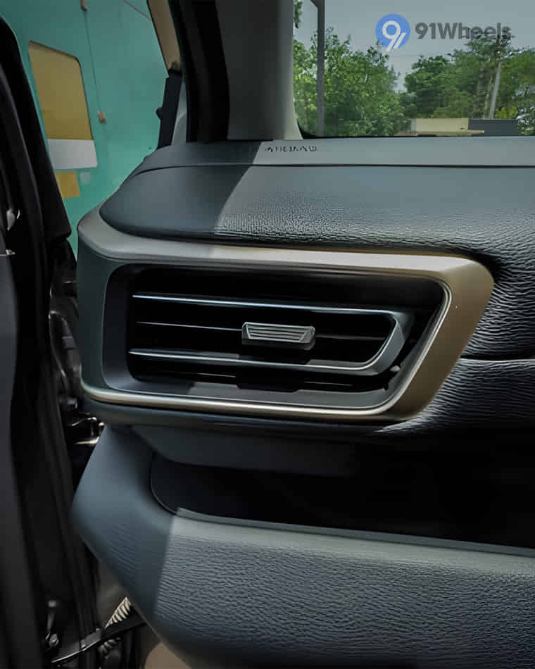 Dashboard & Front Cabin - 4