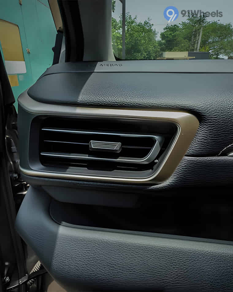 Dashboard & Front Cabin - 13