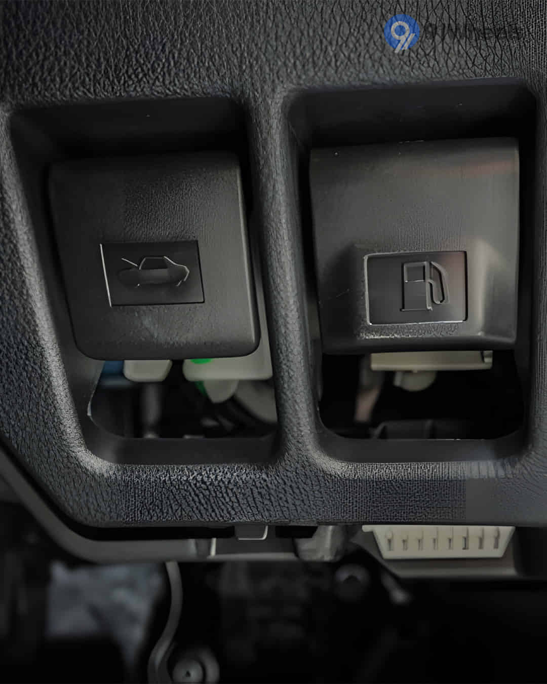 Boot Release Lever / Fuel Lid Release Lever