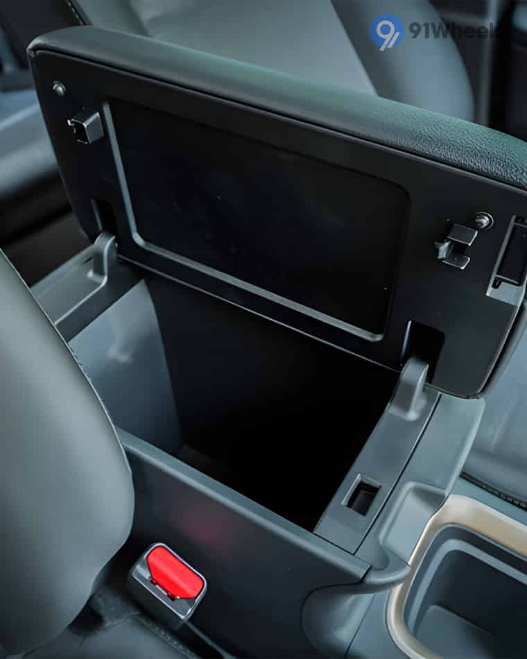 Dashboard & Front Cabin - 8