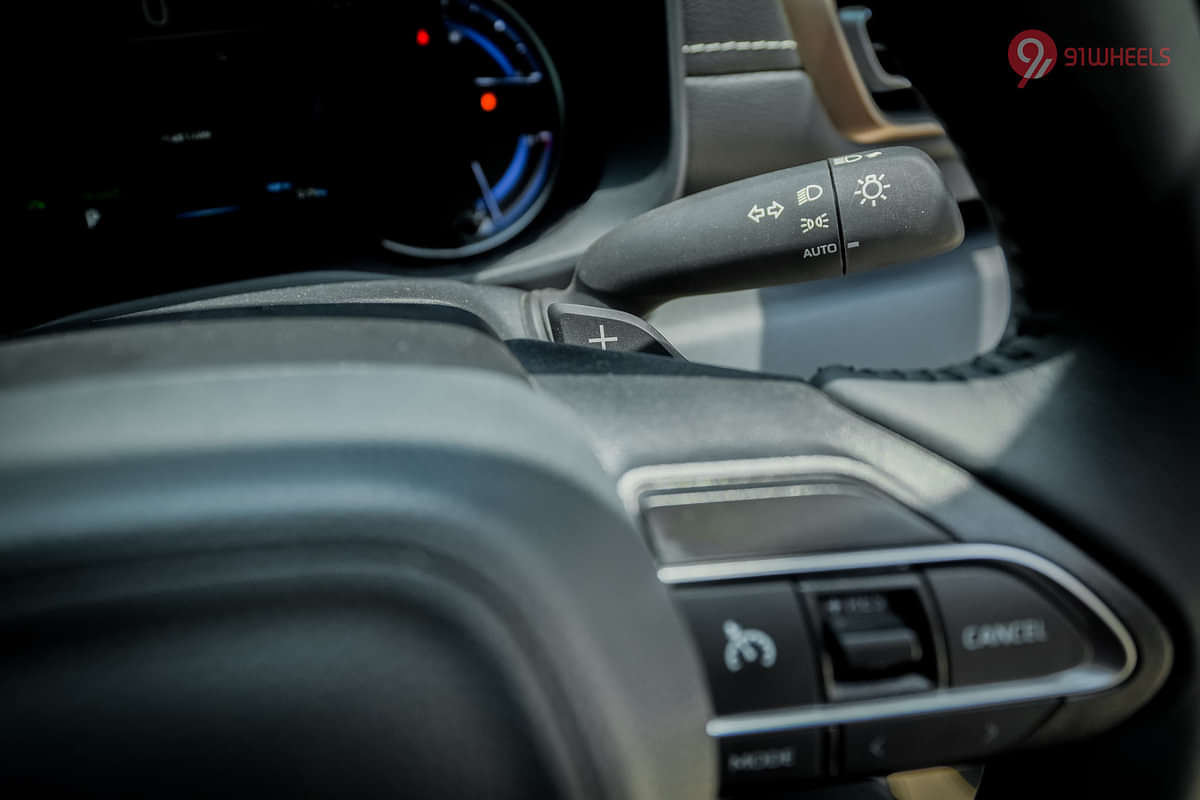 Maruti Suzuki Invicto Right Steering Mounted Controls