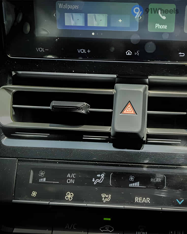 Dashboard & Front Cabin - 10