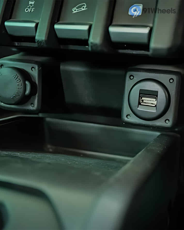 Dashboard & Front Cabin - 7