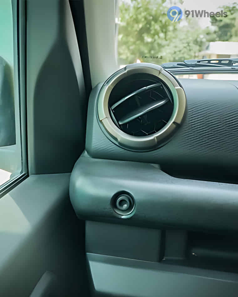 Dashboard & Front Cabin - 6