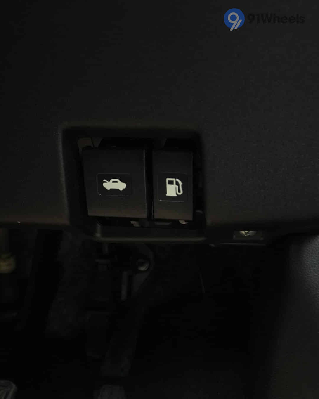 Boot Release Lever / Fuel Lid Release Lever