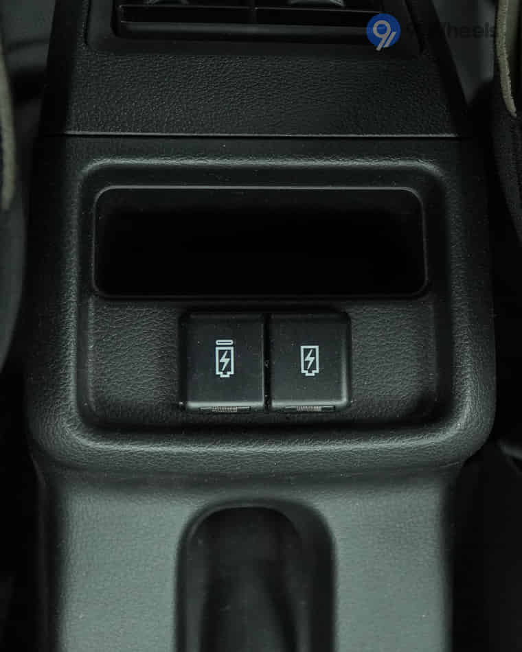 Infotainment & Charging - 4