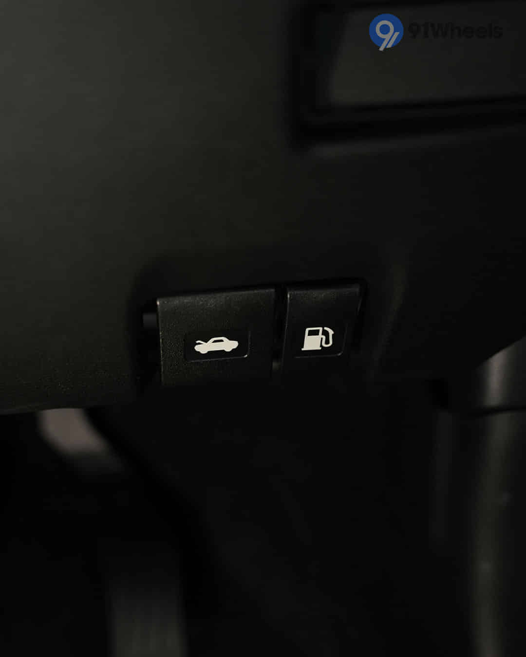 Boot Release Lever / Fuel Lid Release Lever