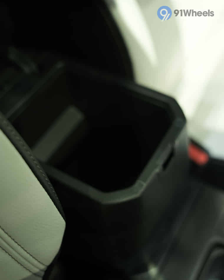 Dashboard & Front Cabin - 10