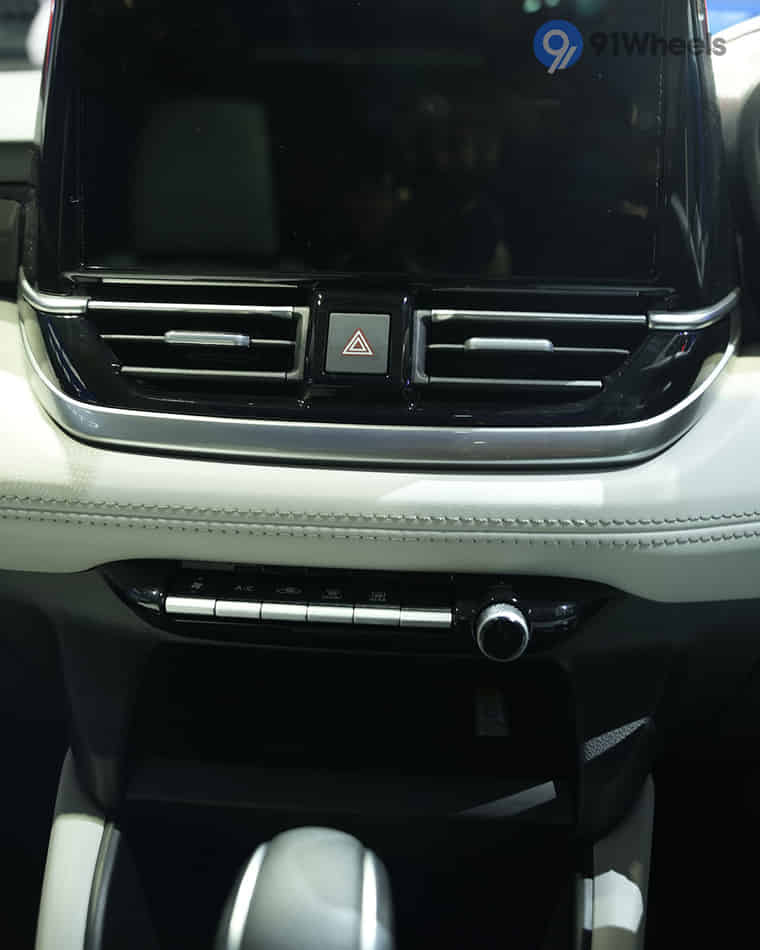 Dashboard & Front Cabin - 3