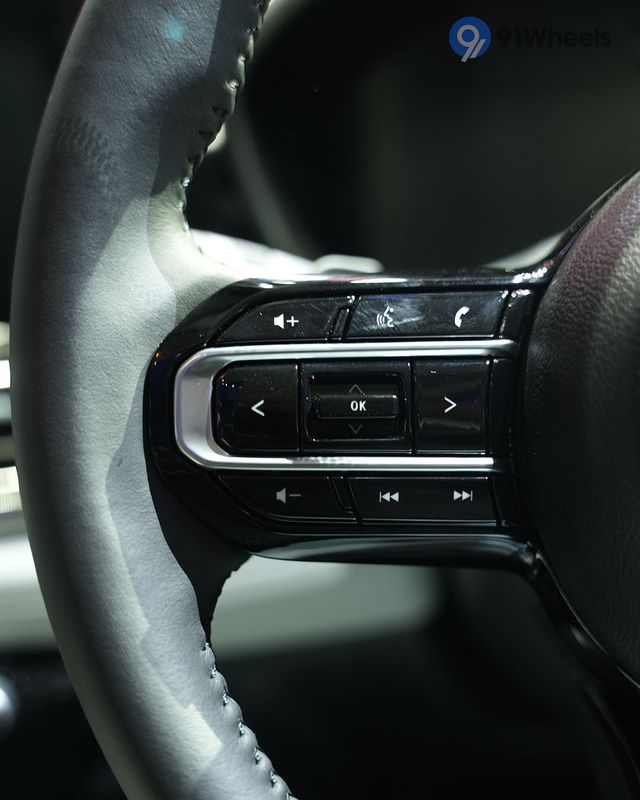 Victoris Left Steering Mounted Controls