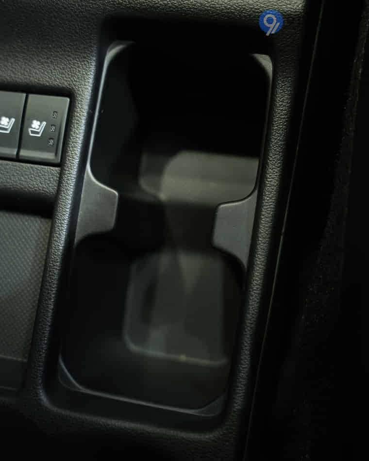 Dashboard & Front Cabin - 11