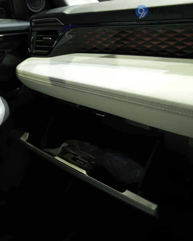 Dashboard & Front Cabin - 16