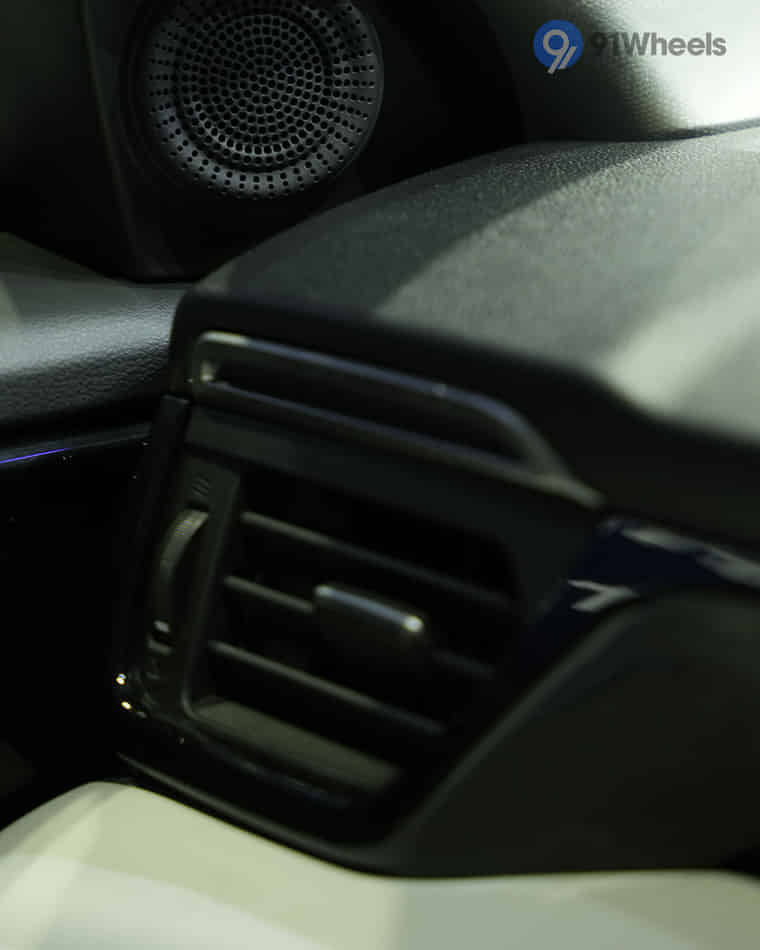 Dashboard & Front Cabin - 6