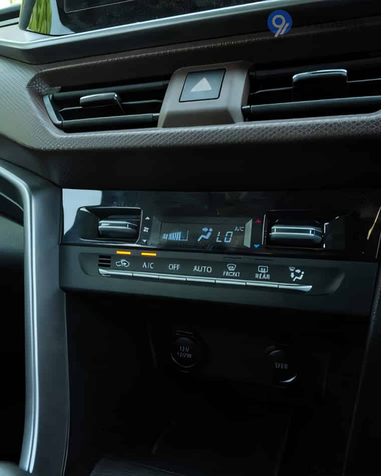 Dashboard & Front Cabin - 7 Dashboard & Front Cabin - 7