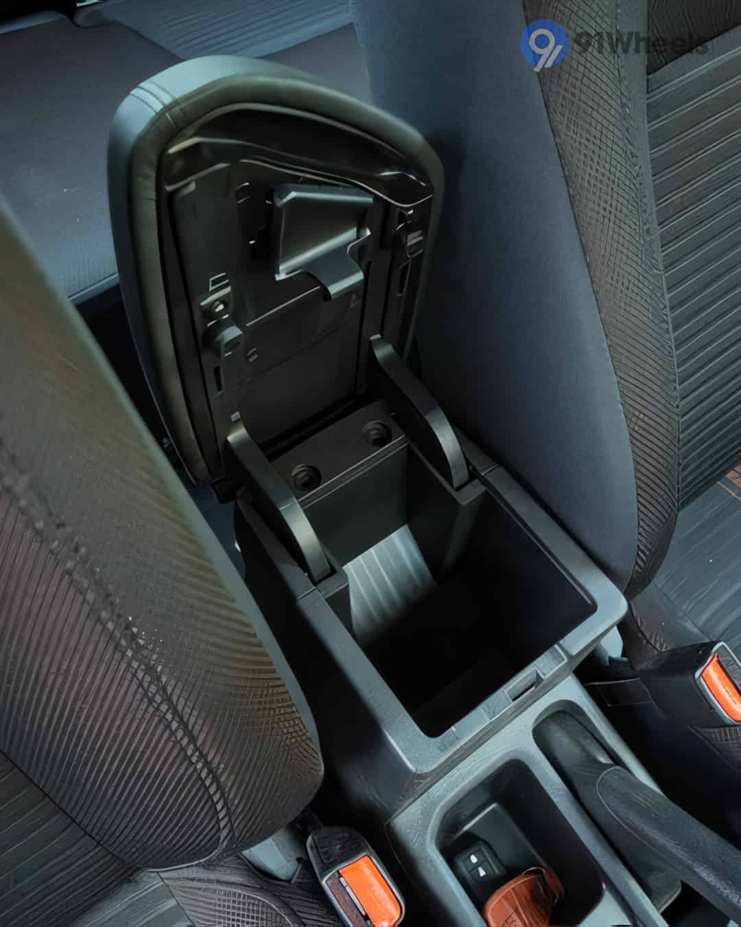 Front Centre Arm Rest Storage Front Centre Arm Rest Storage