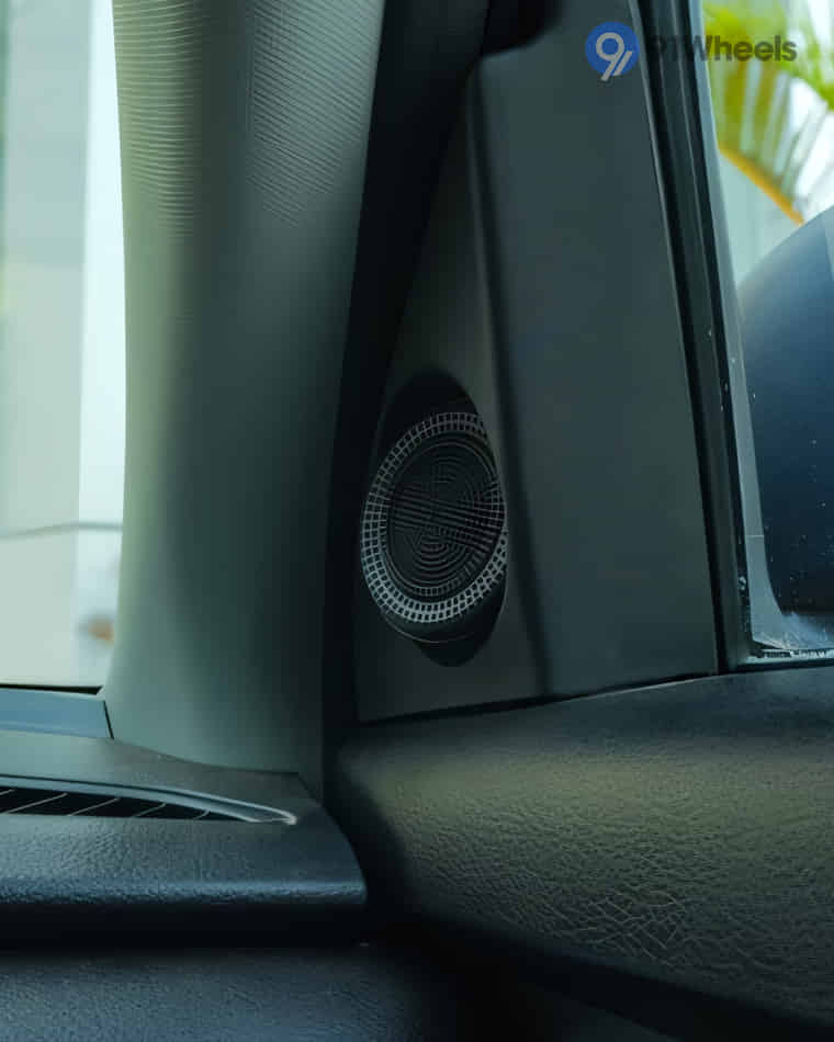 Infotainment & Charging - 3 Infotainment & Charging - 3