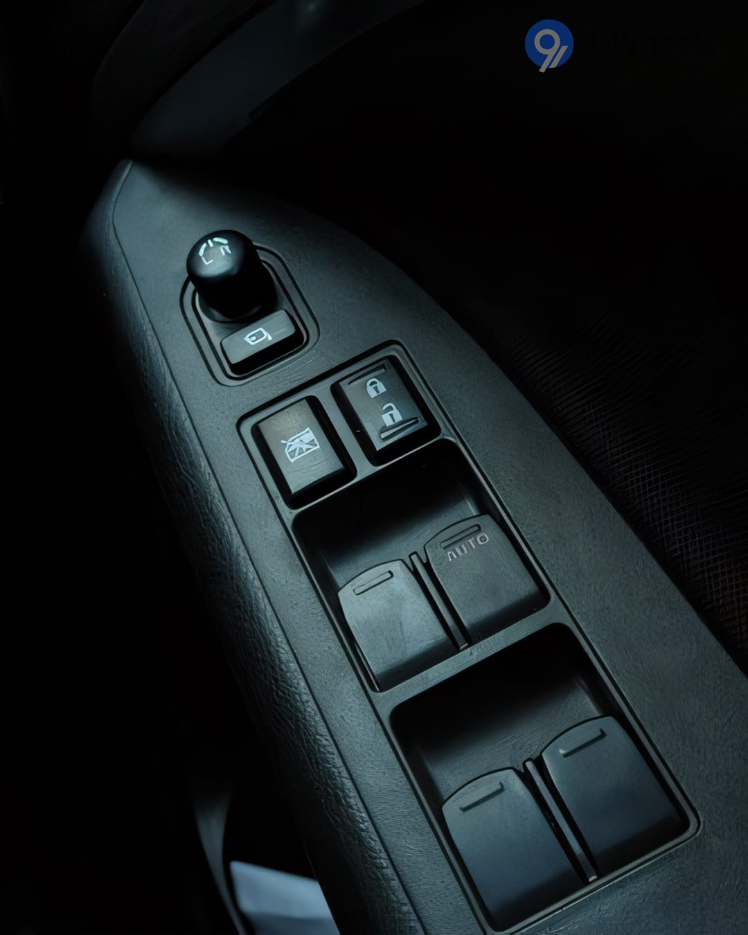 Maruti Suzuki Brezza Outer Rear View Mirror (ORVM) Controls