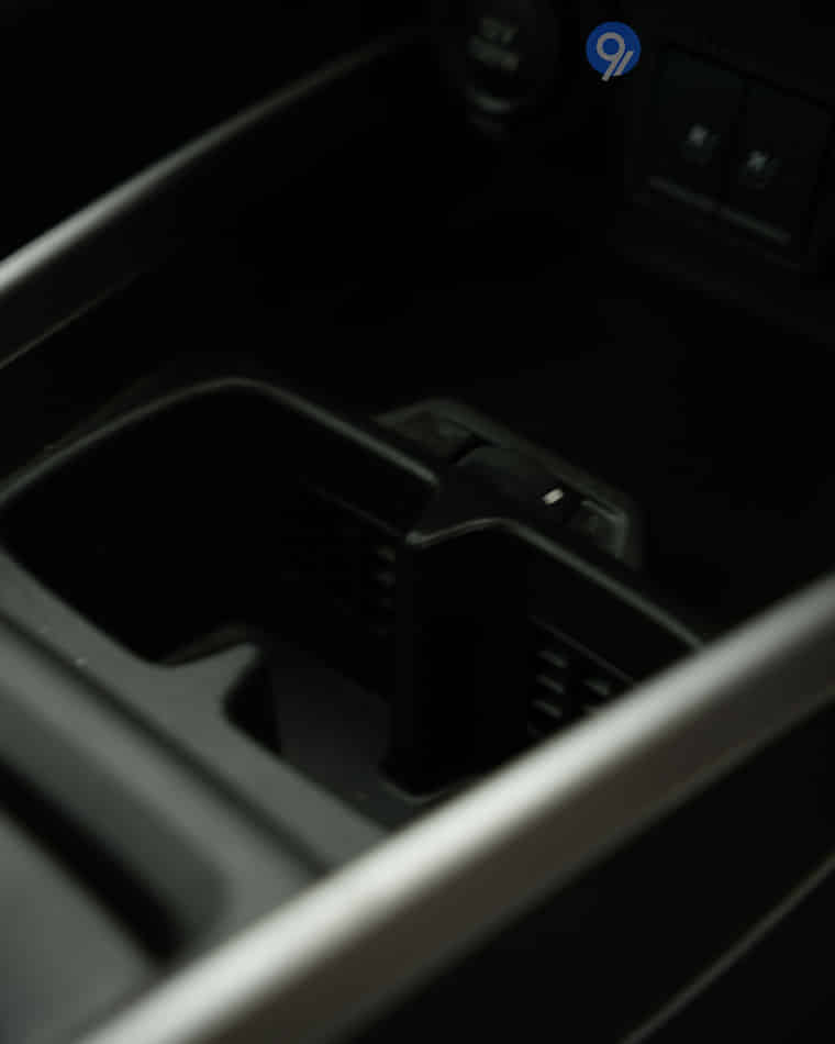 Dashboard & Front Cabin - 10 Dashboard & Front Cabin - 10