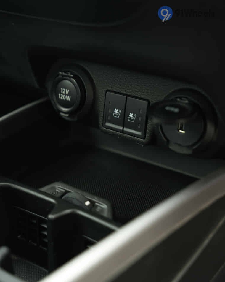 Dashboard & Front Cabin - 6 Dashboard & Front Cabin - 6