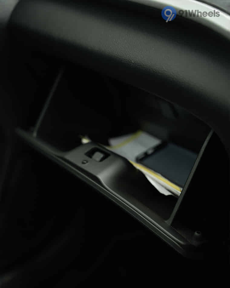 Dashboard & Front Cabin - 15 Dashboard & Front Cabin - 15