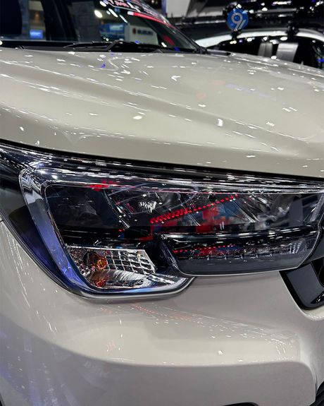 XL7 Headlight