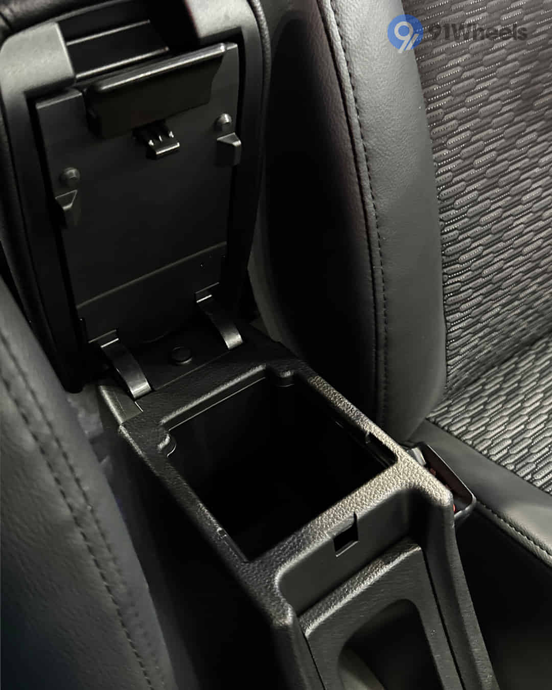 Front Centre Arm Rest Storage